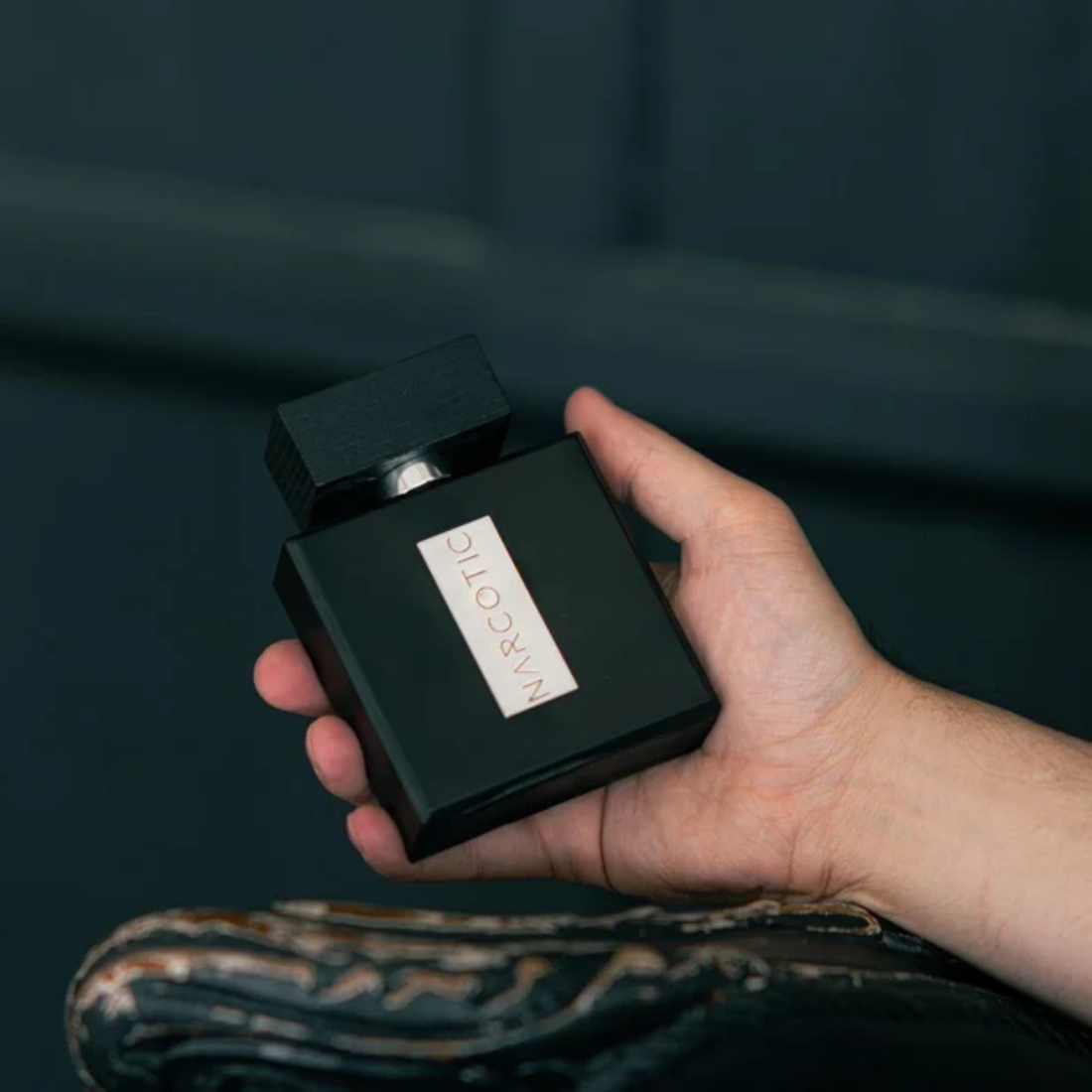 Fresh and elegant fragrance for men and women